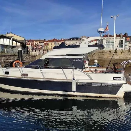Boat Cardeli Botel Gijon