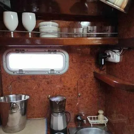 Πλωτό κατάλυμα Boat Cardeli *
