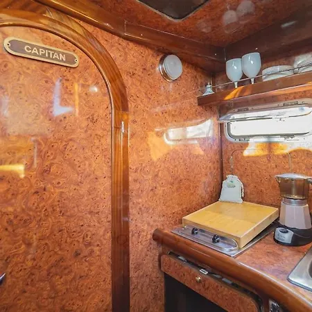 Πλωτό κατάλυμα Boat Cardeli